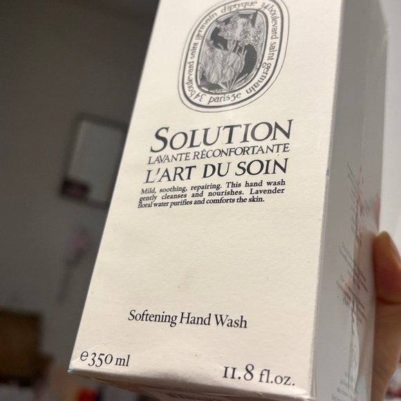 Diptyque Softening Hand Wash in a refillable glass bottle - Picture 2 of 5